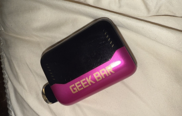 Il Fascino Nascosto di Geekbar: Quando lo Svapo Diventa Stile di Vita